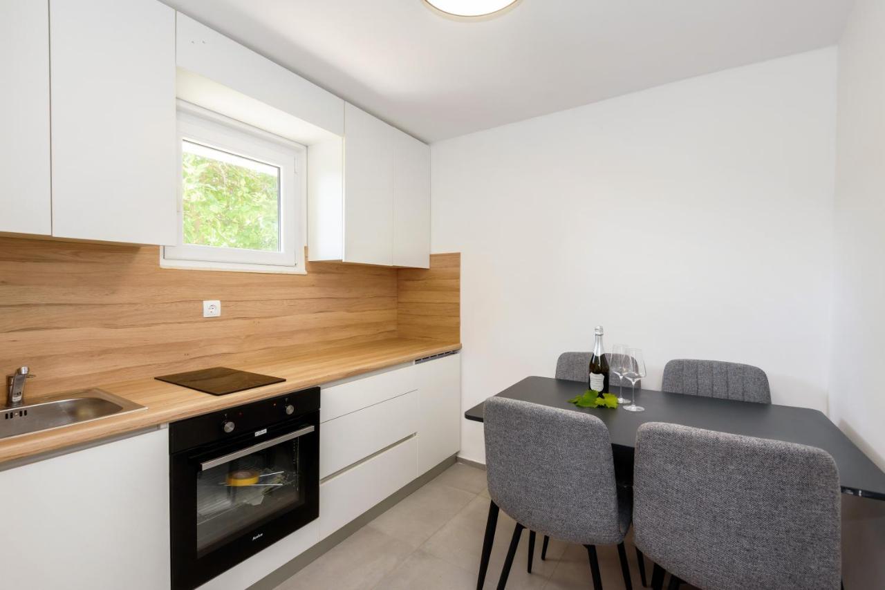 Duboka Family House Grey 아파트 외부 사진