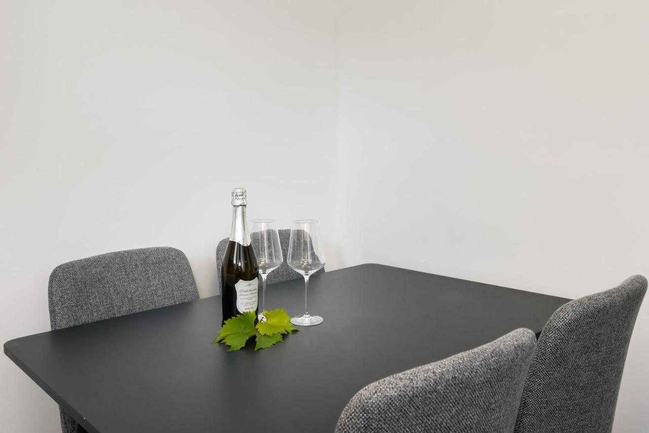 Duboka Family House Grey 아파트 외부 사진